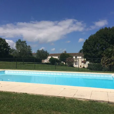 Bed & Breakfast Logis De Chenac - Et Table D'hotes *