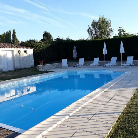 Logis De Chenac - Et Table D'hotes Bed & Breakfast 3*