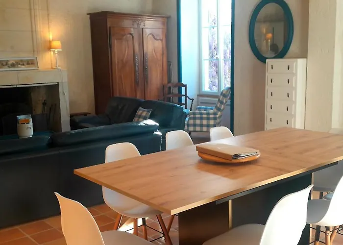 Logis De Chenac - Et Table D'hotes Bed & Breakfast 3*