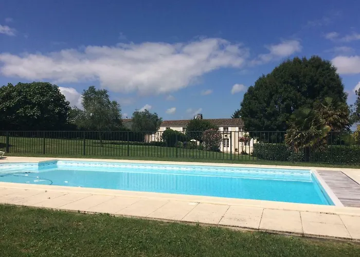 Bed & Breakfast Logis De Chenac - Et Table D'hotes 3*