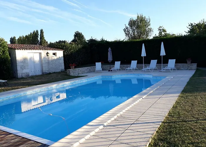 Logis De Chenac - Et Table D'hotes Bed & Breakfast 3*