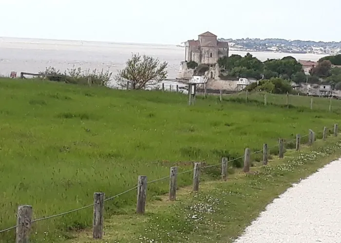 Logis De Chenac - Et Table D'hotes Bed & Breakfast 3*